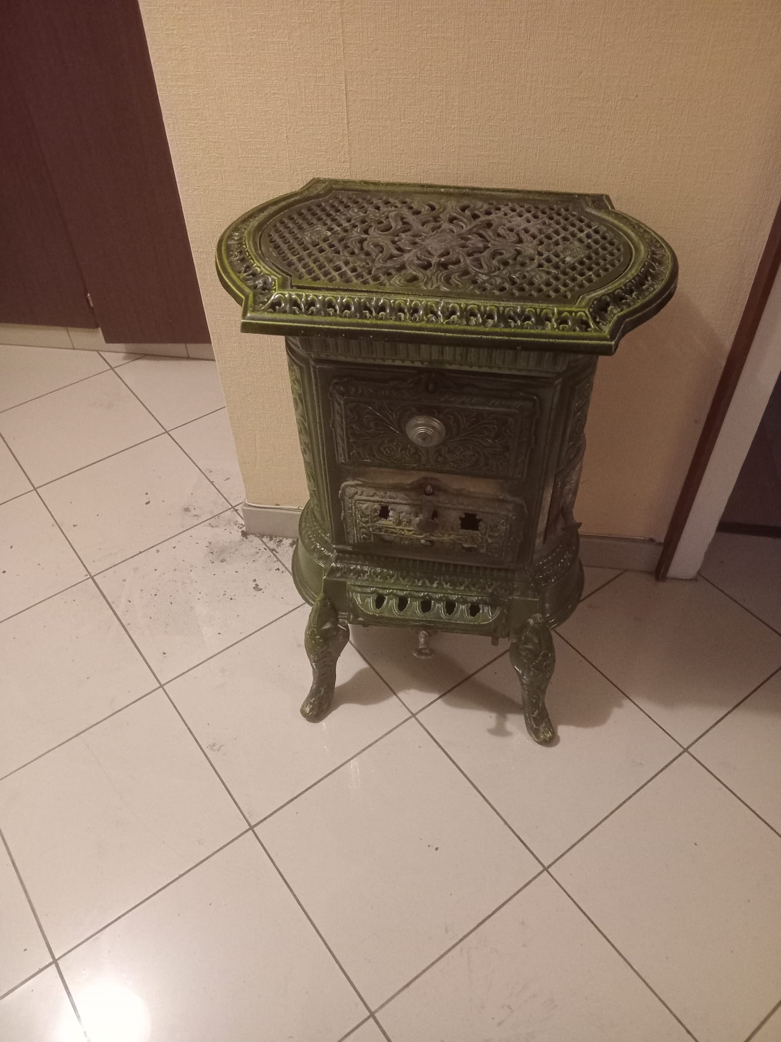 piccola stufa a legna in ghisa